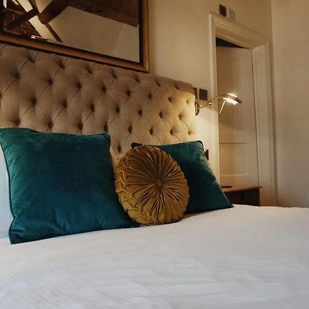 Upstairs At 33 - Self Check In Boutique Accommodation In Worcester Centre Экстерьер фото