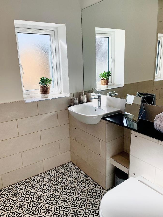 Upstairs At 33 - Self Check In Boutique Accommodation In Worcester Centre Экстерьер фото