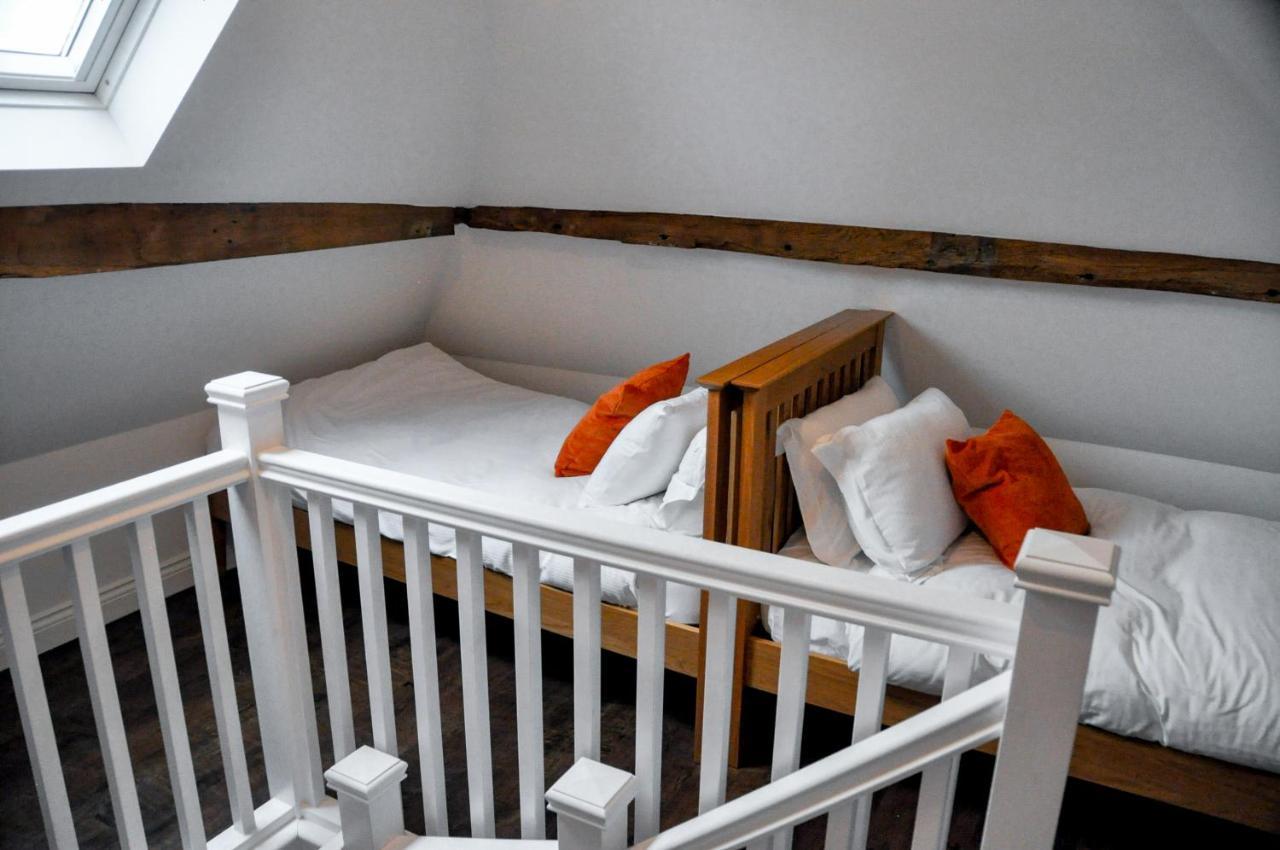 Upstairs At 33 - Self Check In Boutique Accommodation In Worcester Centre Экстерьер фото