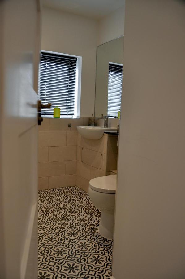 Upstairs At 33 - Self Check In Boutique Accommodation In Worcester Centre Экстерьер фото